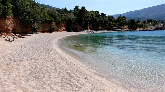 Παραλίες για φίλημα δίπλα στην Αθήνα
